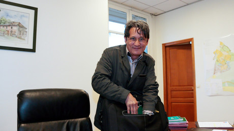 Prison avec sursis requise contre le maire qui avait menacé avec un sabre des gens du voyage