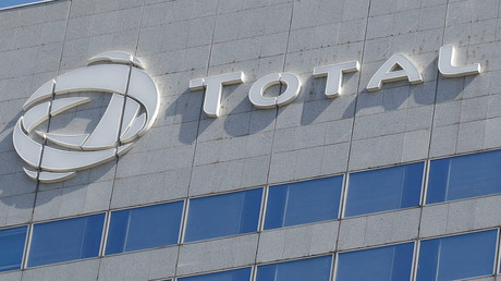 Logo de l'entreprise Total sur le bâtiment du siège à Paris.