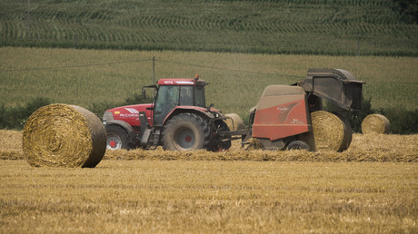 Tracteur dans un champ de blé près de Saint-Philbert-sur-Risle (Eure) en France, en juillet 2018 (illustration). 