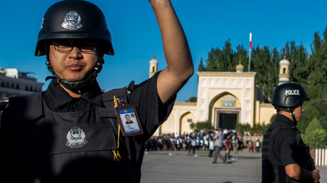 En Chine, un policier prévient de l'arrivée de musulmans à la mosquée Id Kah pour la prière de l'Aïd al-Fitr, dans la vieille ville de Kashgar, dans la région autonome ouïghoure du Xinjiang, le 26 juin 2017 (image d'illustration).