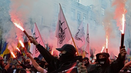 Des militants d'extrême droite défilent à travers Kiev. 