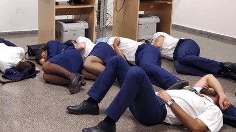 Des stewards et hôtesses de l'air de Ryanair, allongés dans une salle d'opérations à l'aéroport de Malaga le 13 octobre.