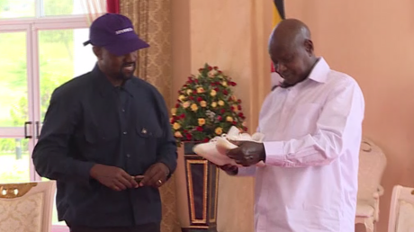 Ouganda : les baskets de Kanye West pour le président ougandais 