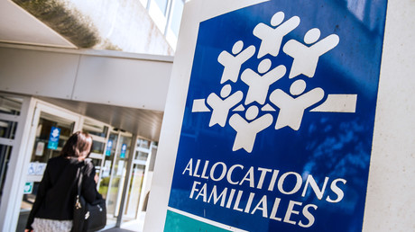Une femme passe devant la Caisse d'allocation familiales de Calais (image d'illustration).