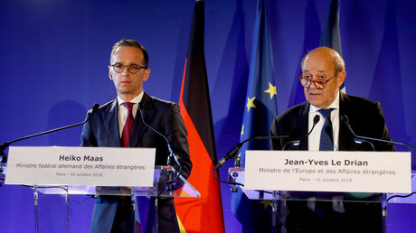 Le ministre français des Affaires étrangères, Jean-Yves Le Drian (à droite), et son homologue allemand Heiko Maas, prononçant un discours à Paris, le 16 octobre 2018 (image d'illustration).