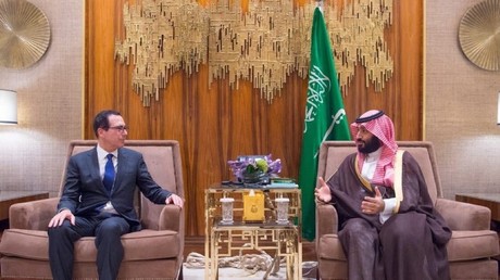 Le secrétaire d'Etat américain au Trésor, Steven Mnuchin, en compagnie du prince héritier saoudien et homme fort du royaume, Mohammed ben Salmane, à Riyad, le 22 octobre 2018.