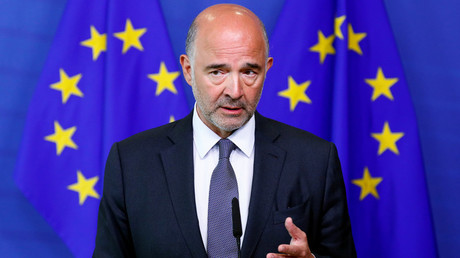 Un eurodéputé de la Ligue écrase les notes de Moscovici avec sa chaussure (VIDEO)