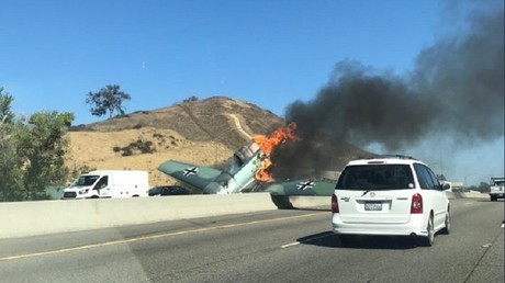 Etats-Unis : un avion aux couleurs de la Luftwaffe s'écrase sur une autoroute californienne (IMAGES)