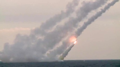 Des missiles Kalibr lancés depuis le sous-marin Kolpino visant les positions de Daesh à Abou Kamal, en Syrie, le 3 novembre 2017 (image d'illustration).






