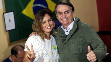 Jair Bolsonaro et son épouse Michelle posent devant les photographes dans un bureau de vote de Rio de Janeiro, au Brésil, le 28 octobre 2018. 