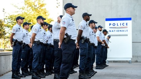 Des policiers attendent l'ancien ministre de l'Intérieur Gérard Collomb en visite, à Lille, septembre 2018 (image d'illustration).