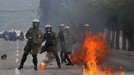 «De l'argent pour l'éducation, pas pour les massacres de l'OTAN» : violences à Athènes (IMAGES)