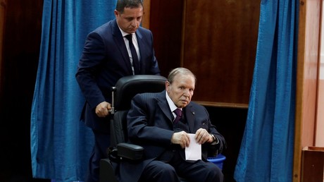 Le président algérien Abdelaziz Bouteflika vote lors des élections législatives, le 4 mai 2017.