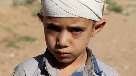 Mukhtar Hadi, un enfant qui a survécu à une frappe aérienne de la coalition saoudienne qui a tué des dizaines de personnes, dont plusieurs enfants, se tient devant son domicile à Saada, au Yémen, le 4 septembre 2018. 