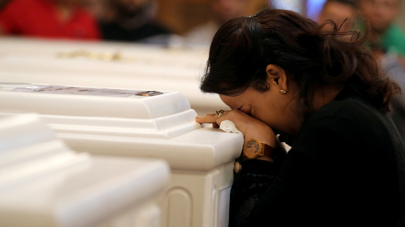 Egypte : les coptes enterrent leurs morts après l'attentat contre un bus