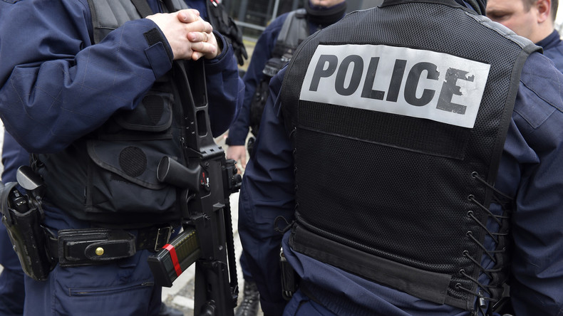 Un lance-roquette et trois kalachnikovs retrouvés dans une voiture en Seine-Saint-Denis