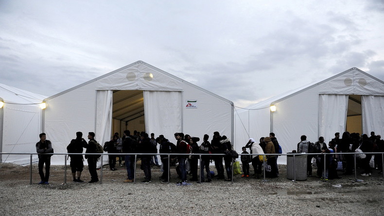La directrice d'une ONG explique comment piéger ces «abrutis» d'agents aux frontières (VIDEO)
