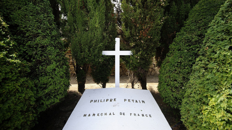 Croix arrachée, «A mon père» tagué : la tombe du maréchal Pétain vandalisée
