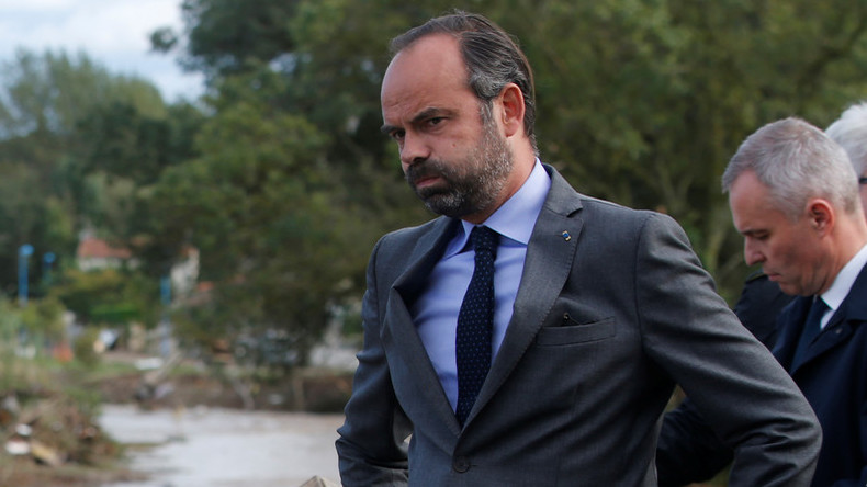 Carburants : le gouvernement maintient sa taxe carbone, l'opposition tire à boulets rouges