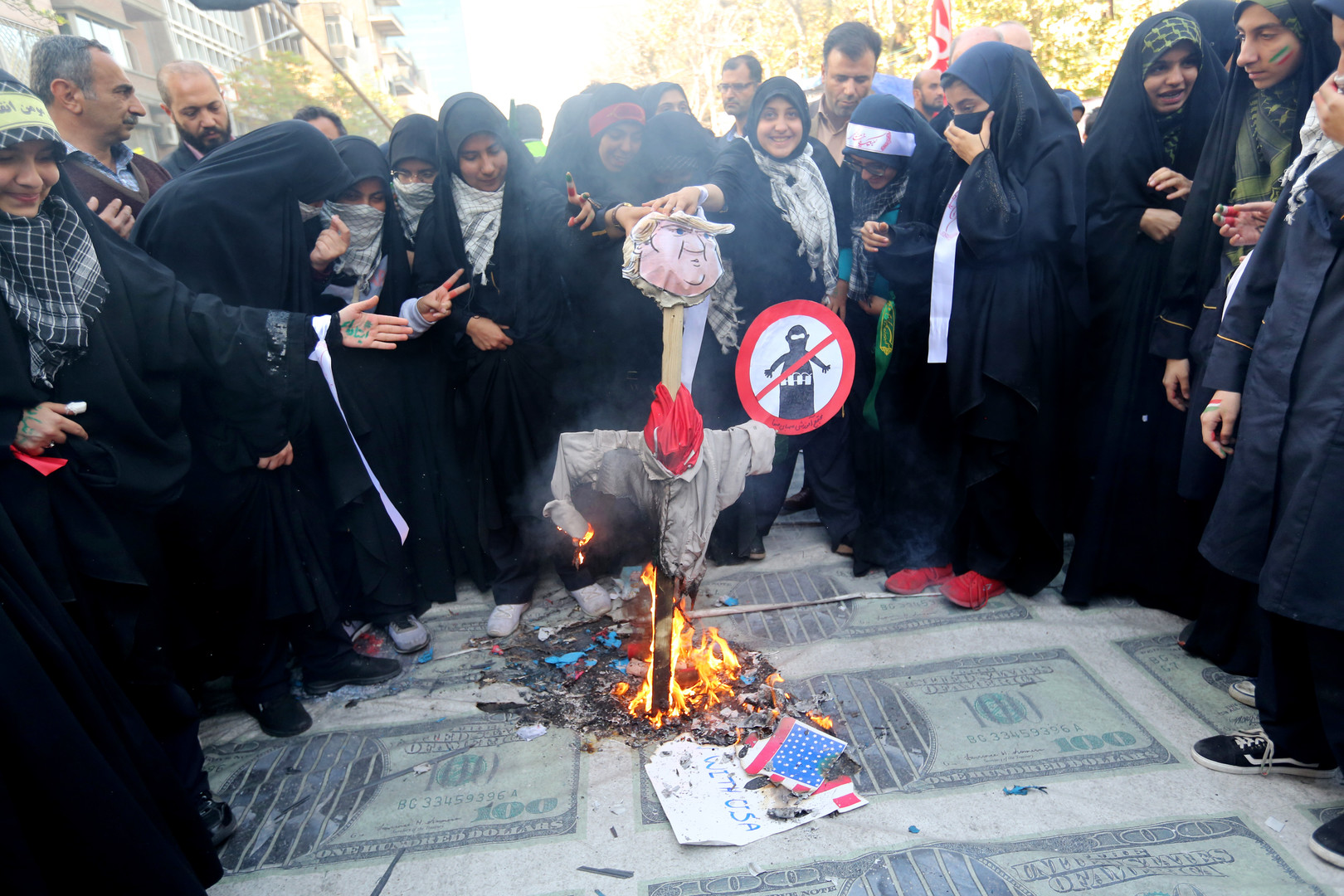 Dollars et effigies de Trump brûlés à Téhéran pour protester contre le retour des sanctions (IMAGES)
