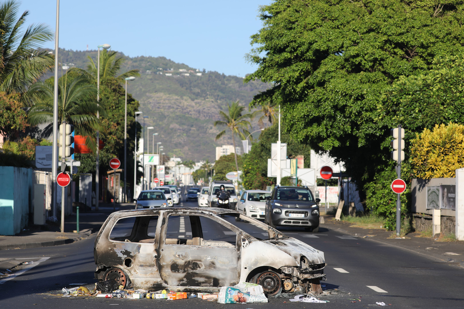«Gilets jaunes» : couvre-feu instauré à La Réunion après des violences en marge de la mobilisation