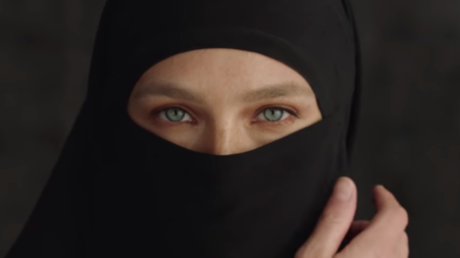L'actrice israélienne Bar Refaeli retire son niqab dans une publicité pour une marque de vêtements.