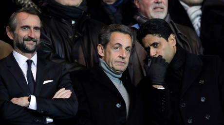 Nicolas Sarkozy entouré du directeur général délégué du PSG Jean-Claude Blanc et du président du club Nasser Al-Khelaïfi