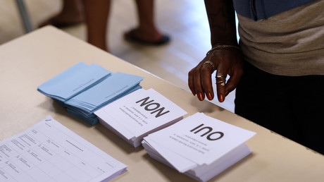 Un électeur dans un bureau de vote de Nouméa lors du référendum sur l'indépendance de la Nouvelle-Calédonie, le 4 novembre 2018.