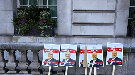 Des pancartes à l’effigie de Jamal Khashoggi devant l'ambassade saoudienne à Londres 
