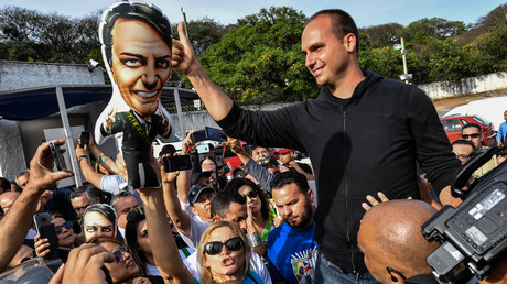 Brésil : des photos des fils de Bolsonaro en tee-shirt du Mossad et de Tsahal refont surface