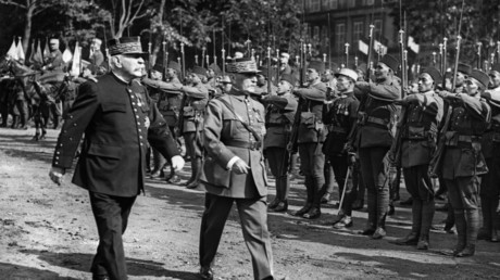 Le maréchal Joseph Joffre et le maréchal Philippe Pétain passent en revue les troupes lors de l'inauguration à Metz, dans l'est de la France, du monument au Poilu Libérateur, le 3 juin 1922. 