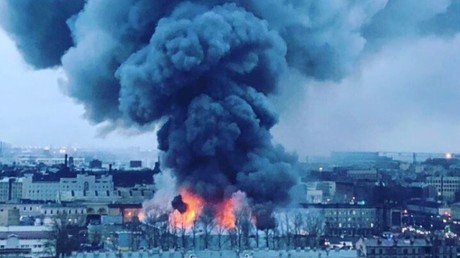 Un centre commercial a pris feu à Saint-Pétersbourg, le 10 novembre 2018.