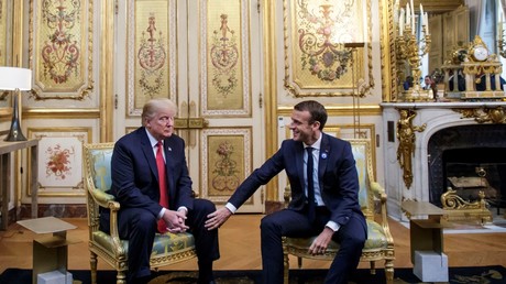 Je t'aime moi non plus : Trump peu réceptif aux caresses de Macron (VIDEO)