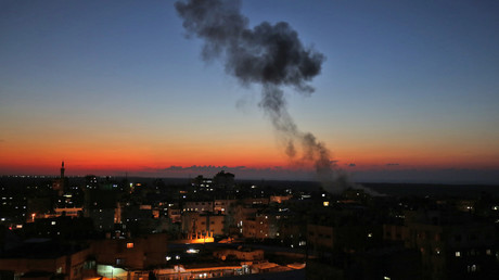 Tsahal rapporte qu'un bus israélien a été touché par une roquette et frappe Gaza