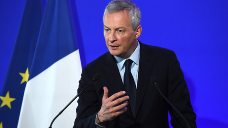 Le ministre français de l'Economie et des Finances Bruno Le Maire s'adresse aux journalistes après une réunion concernant Ascoval organisée au ministère de l'Economie, le 31 octobre 2018. 