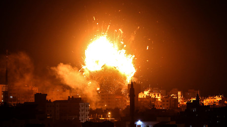 Une explosion se déclenche au-dessus du bâtiment abritant la chaîne de télévision al-Aqsa, située à Gaza et dirigée par le Hamas, après une frappe aérienne israélienne, le 12 novembre 2018. 