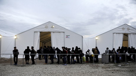La directrice d'une ONG explique comment piéger ces «abrutis» d'agents aux frontières (VIDEO)