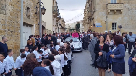 «Surréaliste» : des enfants tirent une Porsche et un curé à Malte (VIDEOS)