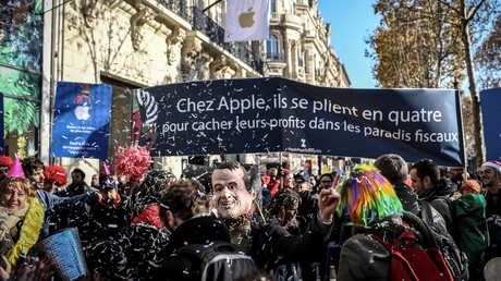 «Paye tes impôts !» : Attac «fête» l'inauguration de l'Apple Store des Champs-Elysées (IMAGES)