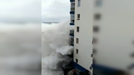 Canaries : une vague colossale frappe une barre d'immeuble et détruit trois étages (VIDEOS)