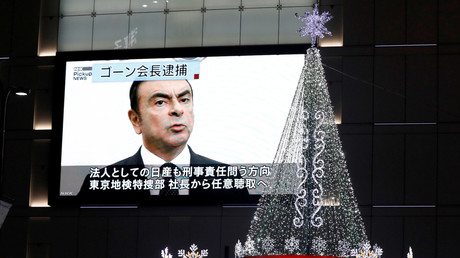 Carlos Ghosn apparaît sur un écran géant dans une rue de Tokyo.