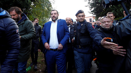 Le ministre italien de l'Intérieur, Matteo Salvini, se présente après que la police a confisqué une villa construite illégalement par une famille présumée de la mafia à Rome, le 20 novembre 2018.