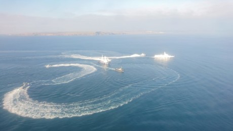 Trois navires de la marine ukrainienne et un navire de patrouille russe au large des côtes de Crimée le matin du 25 novembre 2018.
