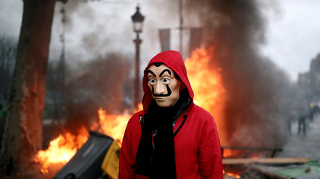 Un manifestant arbore un masque, à Paris le 24 novembre.
