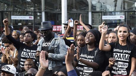 Des manifestants protestent contre la mort d'Adama Traoré le 30 juillet 2016, après une décision de justice refusant sa troisième autopsie. 