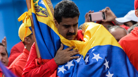 Le président vénézuélien Nicolas Maduro enlace le drapeau du Venezuela  lors de la clôture de la campagne pour l'élection d'une assemblée constituante à Caracas le 27 juillet 2017 (image d'illustration). 