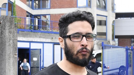 «Ma mère, la reine des p****, si je mens» : Jawad s'emporte, hurle et crache à son procès