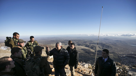 Le Premier ministre israélien Benjamin Netanyahou discute avec ses troupes sur le mont Hermon sur le plateau du Golan, en février 2015.