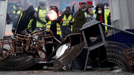 Manifestation des Gilets jaunes du 1er décembre : faut-il fermer les Champs-Elysées ?