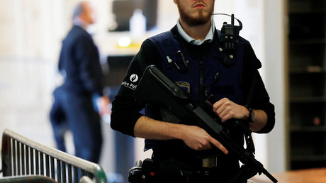 Un policier belge en faction au tribunal de Bruxelles pour une comparution de Salah Abdeslam, février 2018.